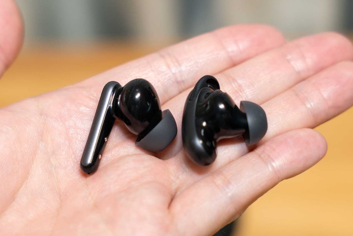 左が「Soundcore Liberty 5」、右が「Soundcore Liberty 5 Pro Max」のイヤフォン。カナル型構造は変わらないが、スティック型ではなくなった