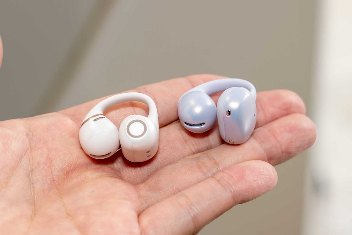 左が「OpenDots 2」、右が「OpenDots Air」のイヤフォン