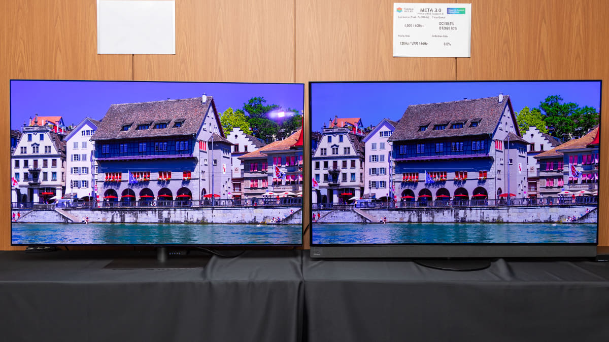 写真左が2026年METAパネル、右が25年METAパネル。建物の外壁や屋根、下の水面の反射など、明部が一段と明るくなっていた