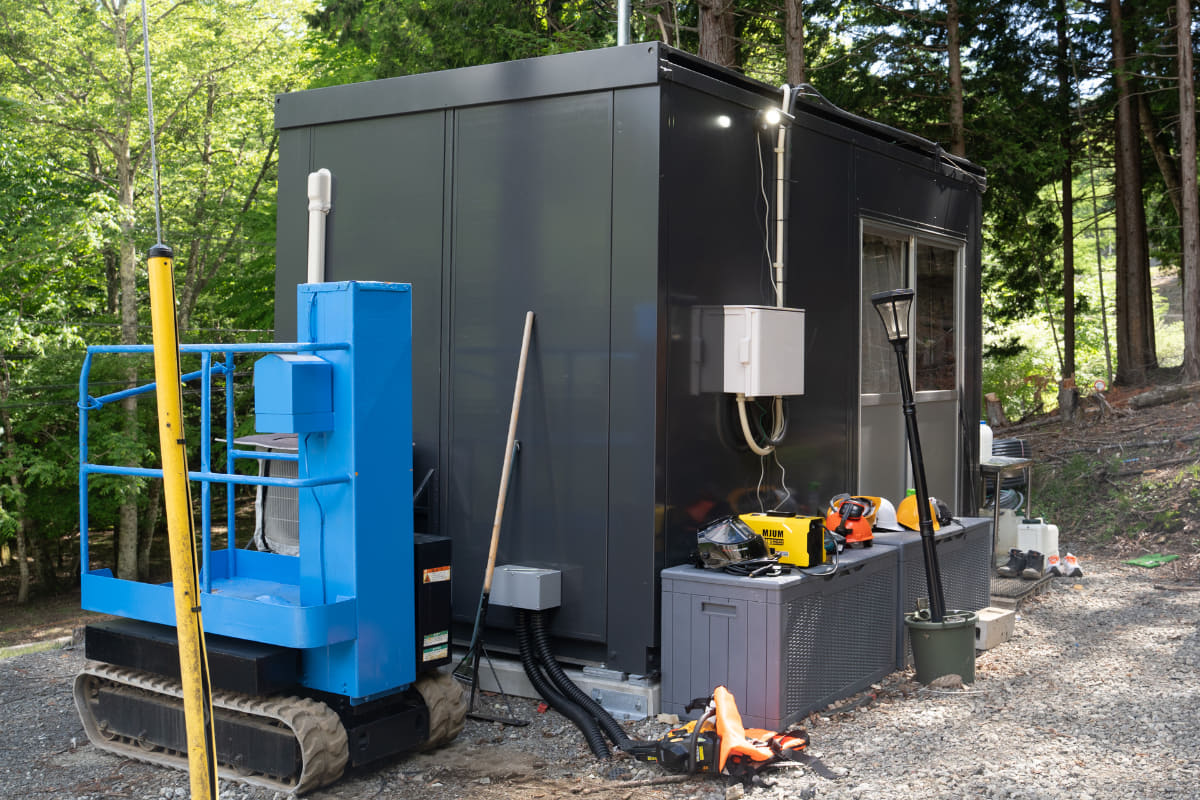 コントロールルームと機材置き場として利用されている小屋