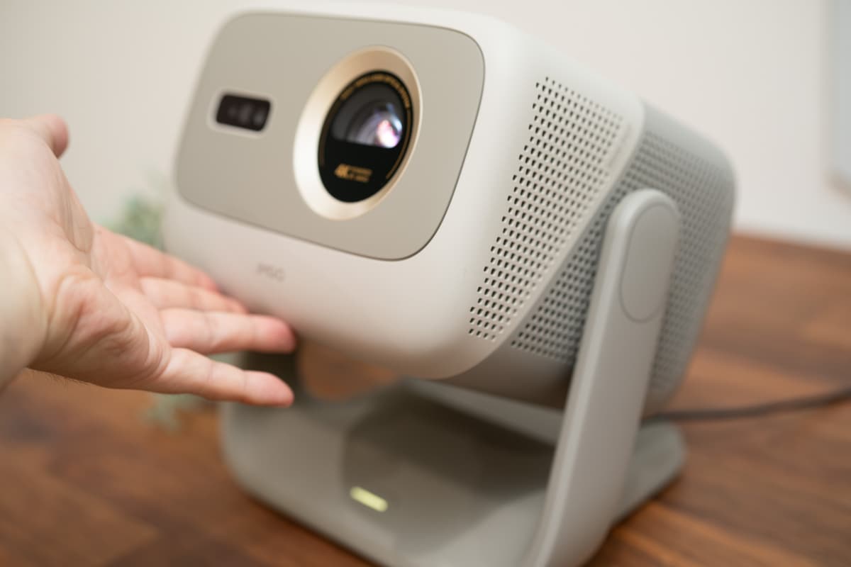 スタンドと一体化したジンバルで、投写する向きや角度も簡単に変えられる