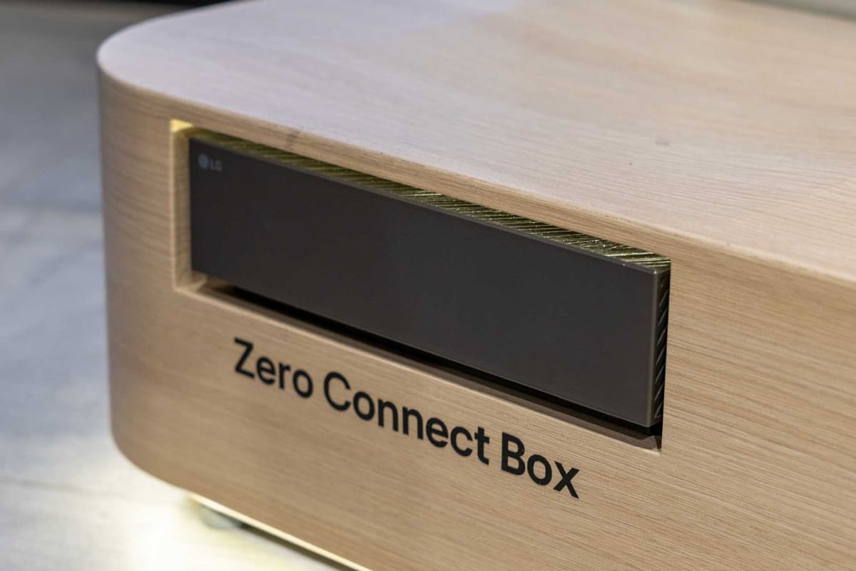チューナーや端子などを搭載した「Zero Connect Box」とワイヤレスで接続する