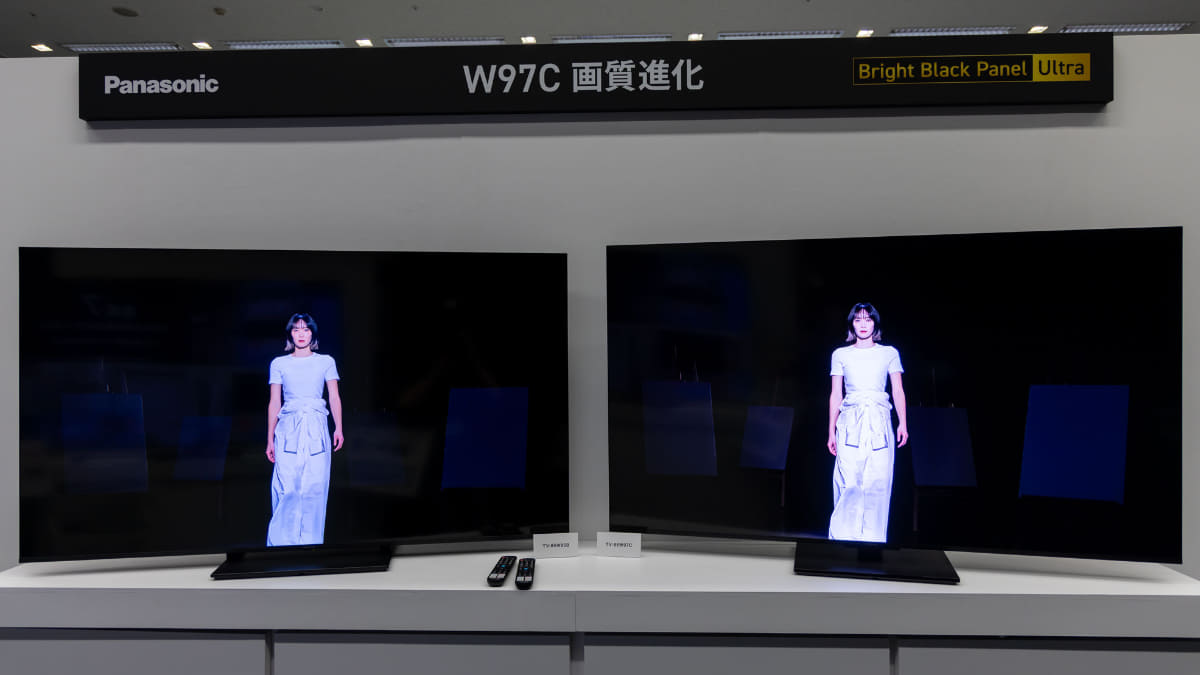 25年のミニLED「W95B」(写真左)と、26年のミニLED「W97C」(右)の比較。W95Bに比べ、新モデルは白いドレスの反射の様子が、より眩しく再現されている。また背景にある白いキャンバス4枚が潰れることなく描写できている
