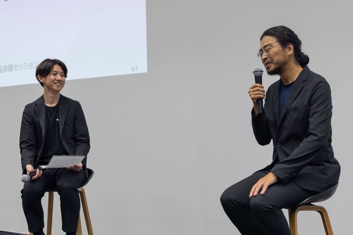 吉野監督は事前に新製品のフラッグシップ機(W97C)で自身の作品『沈黙の艦隊 北極海大戦』を視聴。「劇場での印象と変わらない再現に驚いた」「潜水艦内の暗部階調や陰影、北極シーンでのオーロラや粉雪のニュアンスが潰れずに丁寧に出ている」と高評価。また音響についても「音楽・効果音・セリフのそれぞれが潰れることなく、ストレスなく届く」と評価。まさに「『黒のビエラ』の宣言通り、暗闇を重視する本作にぴったり」と語った