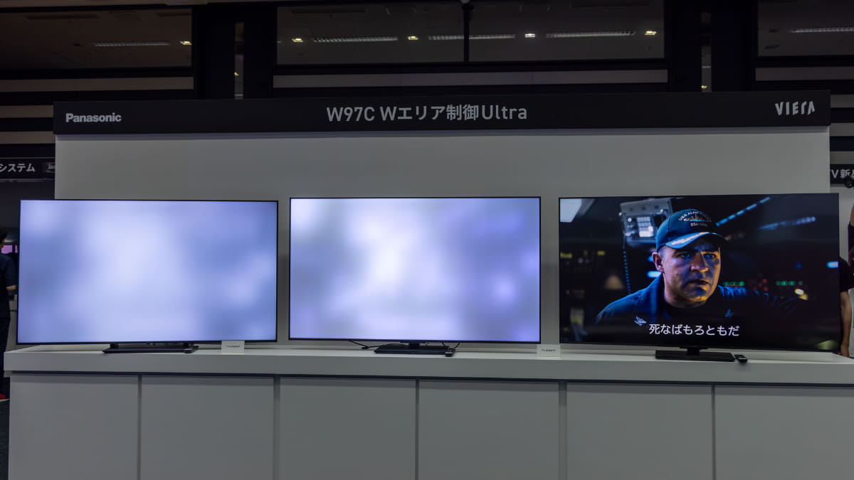 「W97C」(写真中央)では、Wエリア制御 Ultraを搭載。25年のミニLED「W95B」(写真左)と比較して、2倍の分割数・2倍のピーク輝度を実現した