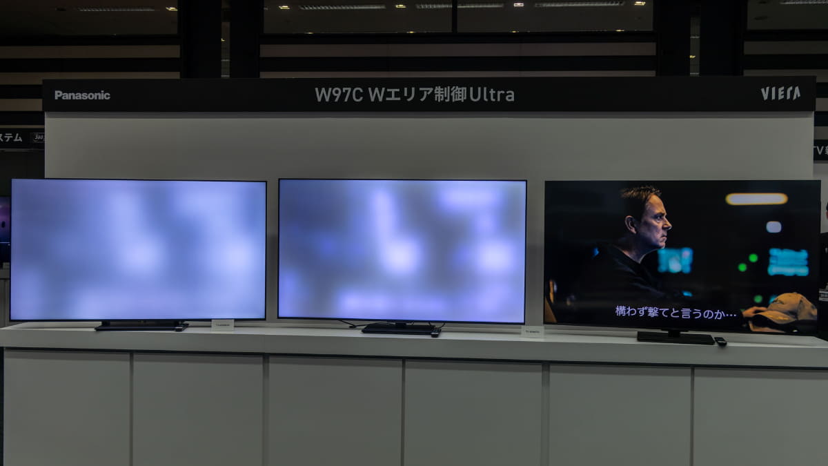 「W97C」(写真中央)では、Wエリア制御 Ultraを搭載。25年のミニLED「W95B」(写真左)と比較して、2倍の分割数・2倍のピーク輝度を実現した