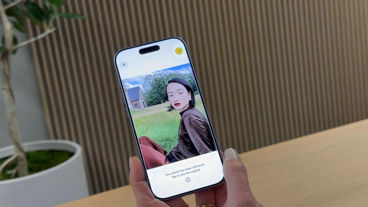 リフレームで加工した写真がどう変わるか、順を追って掲載。フレーム変更後にApple Intelligenceの処理が行われ、違う方向から撮った写真になる