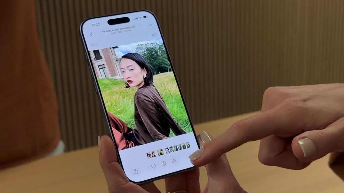 リフレームで加工した写真がどう変わるか、順を追って掲載。フレーム変更後にApple Intelligenceの処理が行われ、違う方向から撮った写真になる