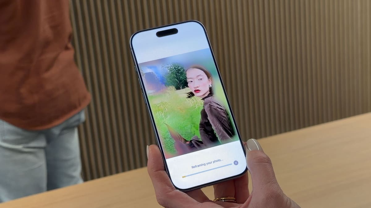 リフレームで加工した写真がどう変わるか、順を追って掲載。フレーム変更後にApple Intelligenceの処理が行われ、違う方向から撮った写真になる