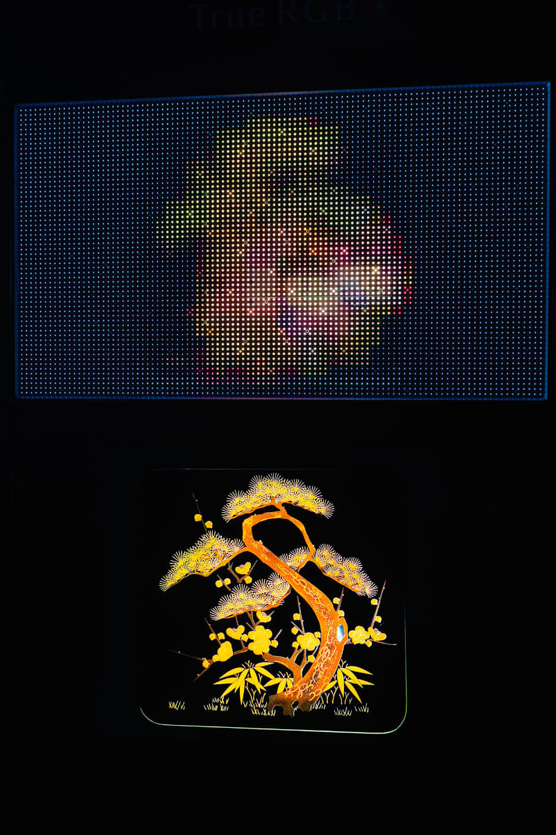 会場内には、RGB LEDバックライト発光と、実際のディスプレイの映像を比較できる技術展示も。バックライトを色ごとに個別制御することで、色の再現性を高め、鮮やかかつ締まりのある黒を実現している