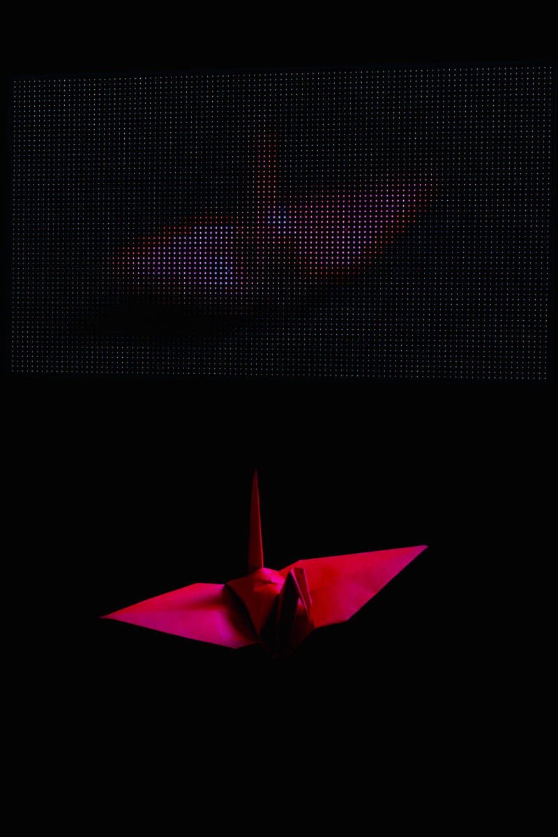 会場内には、RGB LEDバックライト発光と、実際のディスプレイの映像を比較できる技術展示も。バックライトを色ごとに個別制御することで、色の再現性を高め、鮮やかかつ締まりのある黒を実現している
