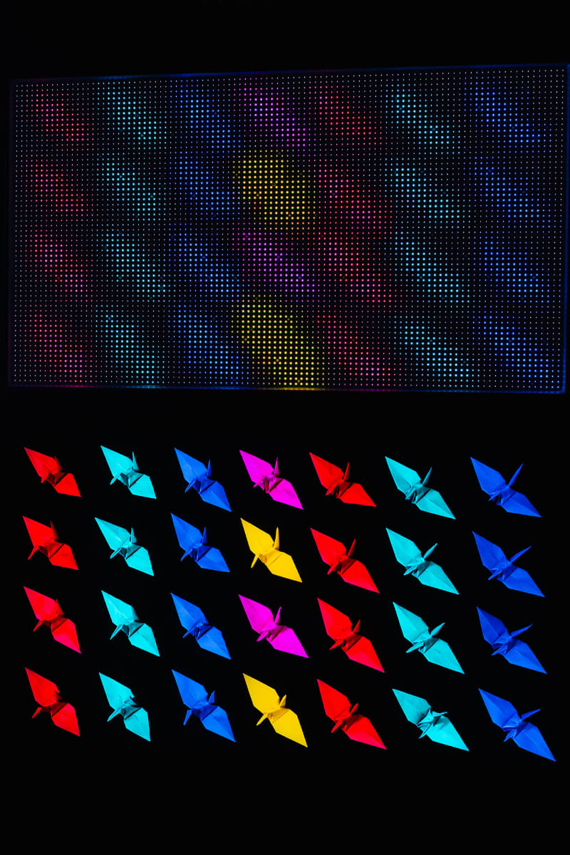 会場内には、RGB LEDバックライト発光と、実際のディスプレイの映像を比較できる技術展示も。バックライトを色ごとに個別制御することで、色の再現性を高め、鮮やかかつ締まりのある黒を実現している