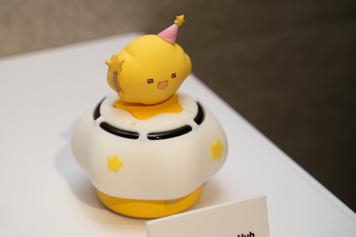 今後発売予定の別売りアクセサリー「Aladdin Home Hub」。リモコンを使わず、音声での操作を可能にするほか、上部のポッピィー人形は取り外しでき、今後登場する別のキャラクターと交換できるようにする計画だという