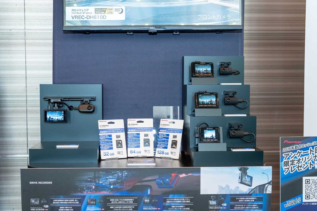 会場にはドライブレコーダーやデジタルミラー、スマートフォンクレードルなども展示
