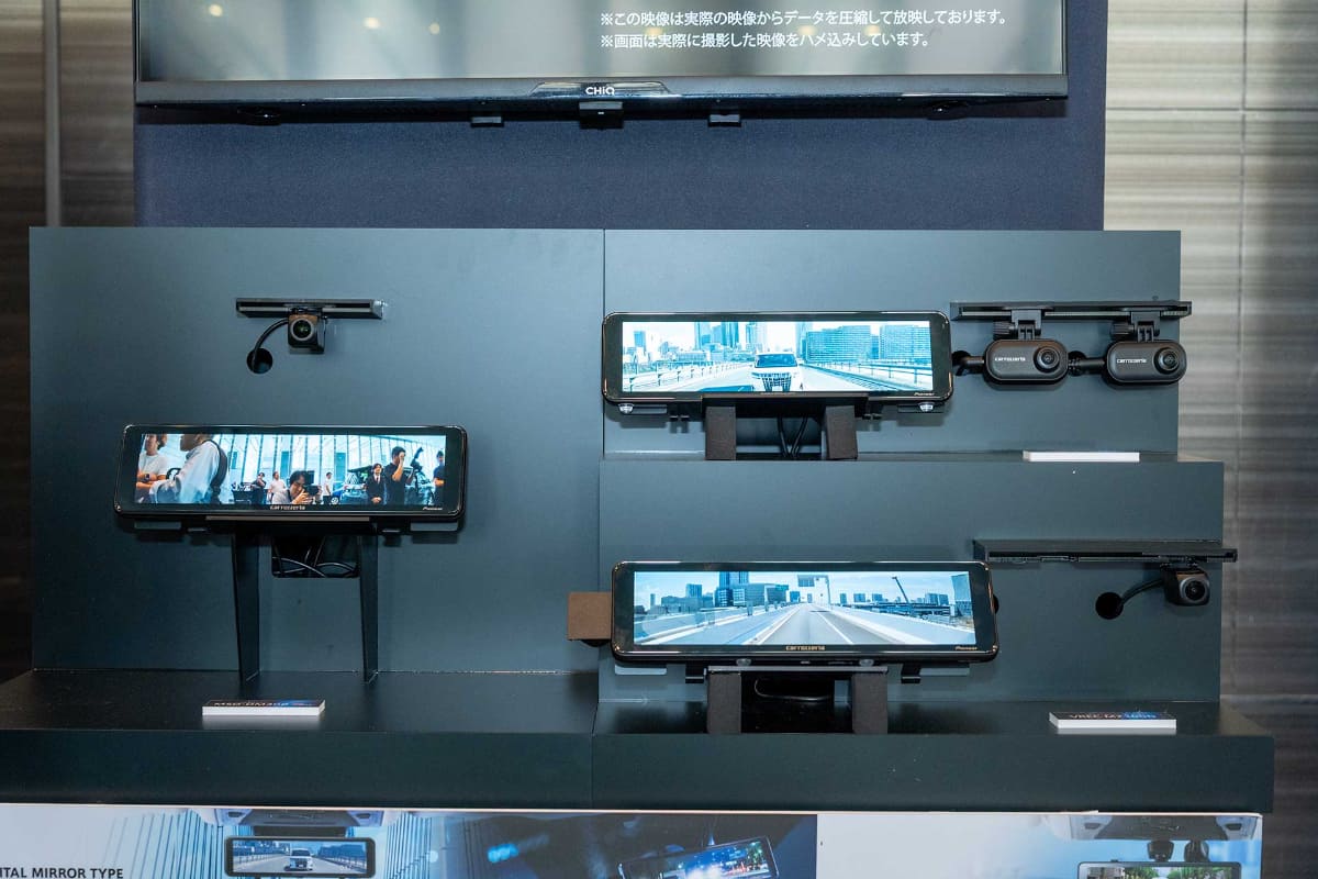 会場にはドライブレコーダーやデジタルミラー、スマートフォンクレードルなども展示