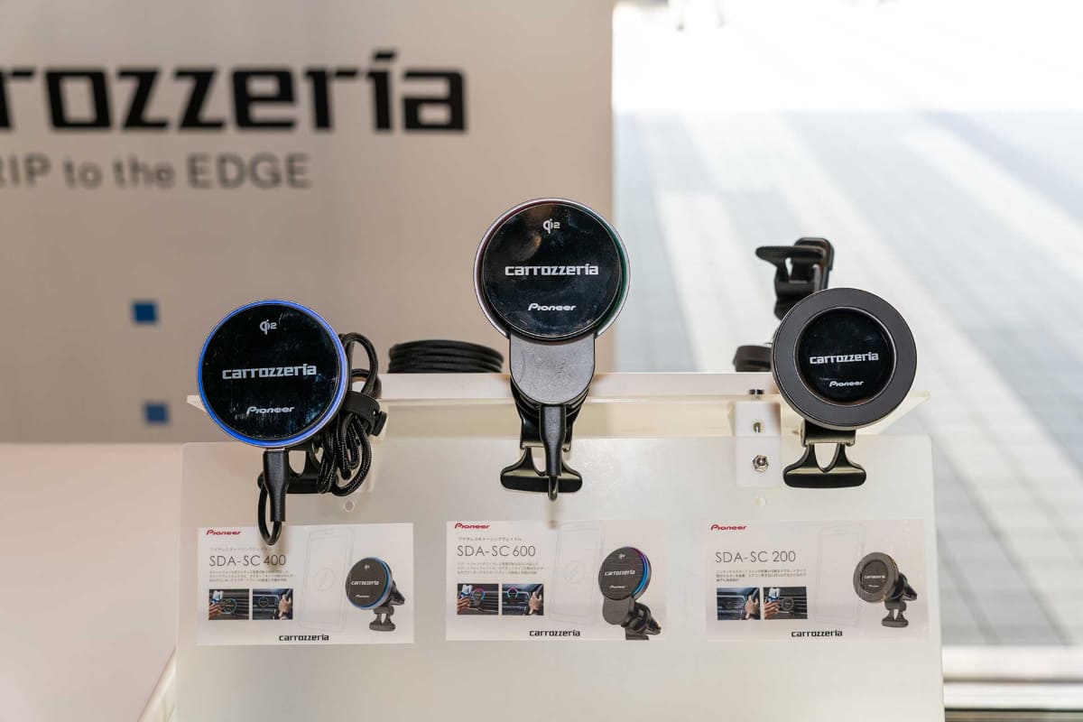 会場にはドライブレコーダーやデジタルミラー、スマートフォンクレードルなども展示