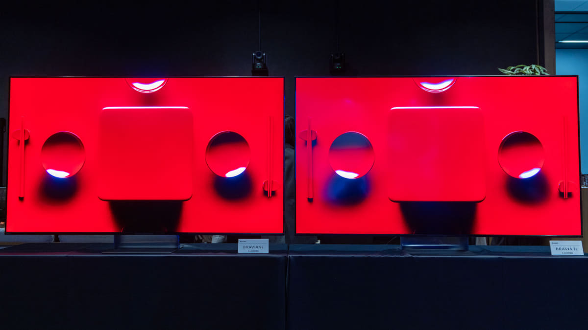 会場では、BRAVIA 9 IIとBRAVIA 7 IIの比較展示も行なわれていた。BRAVIA 7 IIには「イマーシブブラックスクリーンプロ」が搭載されていないため、背景のLEDディスプレイが映り込んでいる