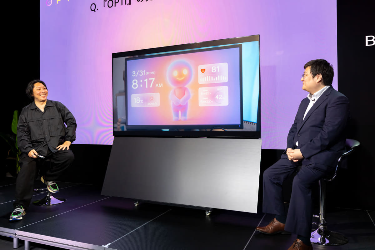 森義仁監督(写真左)とソニー株式会社 ホームプロダクト事業部門 プロダクトマネージャー 相馬邦彦氏