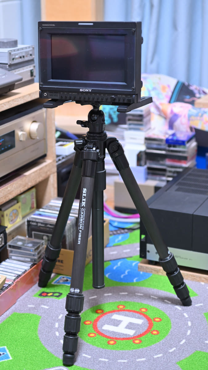 三脚の上に固定されたPVM-741