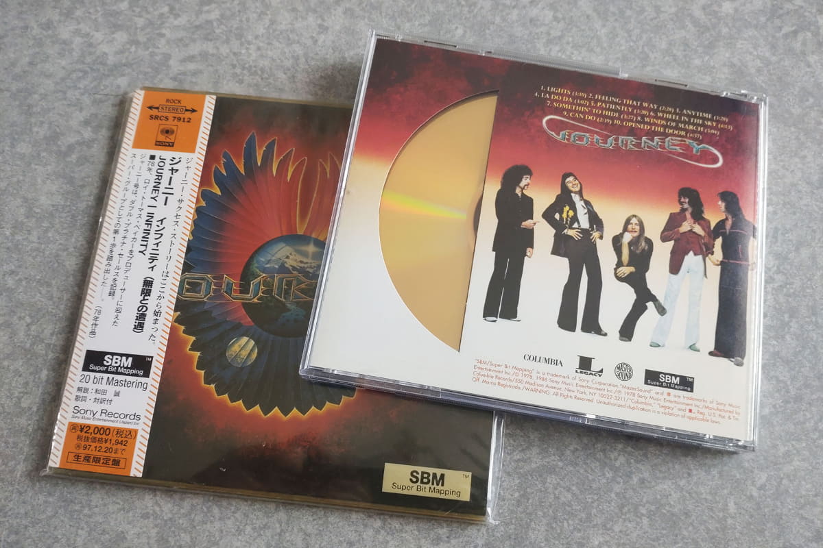 同じ20bit SBMリマスター音源を使ったと思われる国内盤とアメリカ盤のジャーニー『インフィニティ』。国内盤『SBMマスターサウンドシリーズ』の方は紙ジャケシリーズとしては最初期のもの。SBMロゴの入った透明スリーブケース付きだ