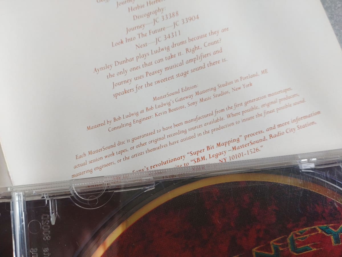 『MASTER SOUNDシリーズ』のジャーニー『インフィニティ』折り込みジャケットの端に小さく、“Master Sound Edition Mastered by Bob Ludwig”の表記が