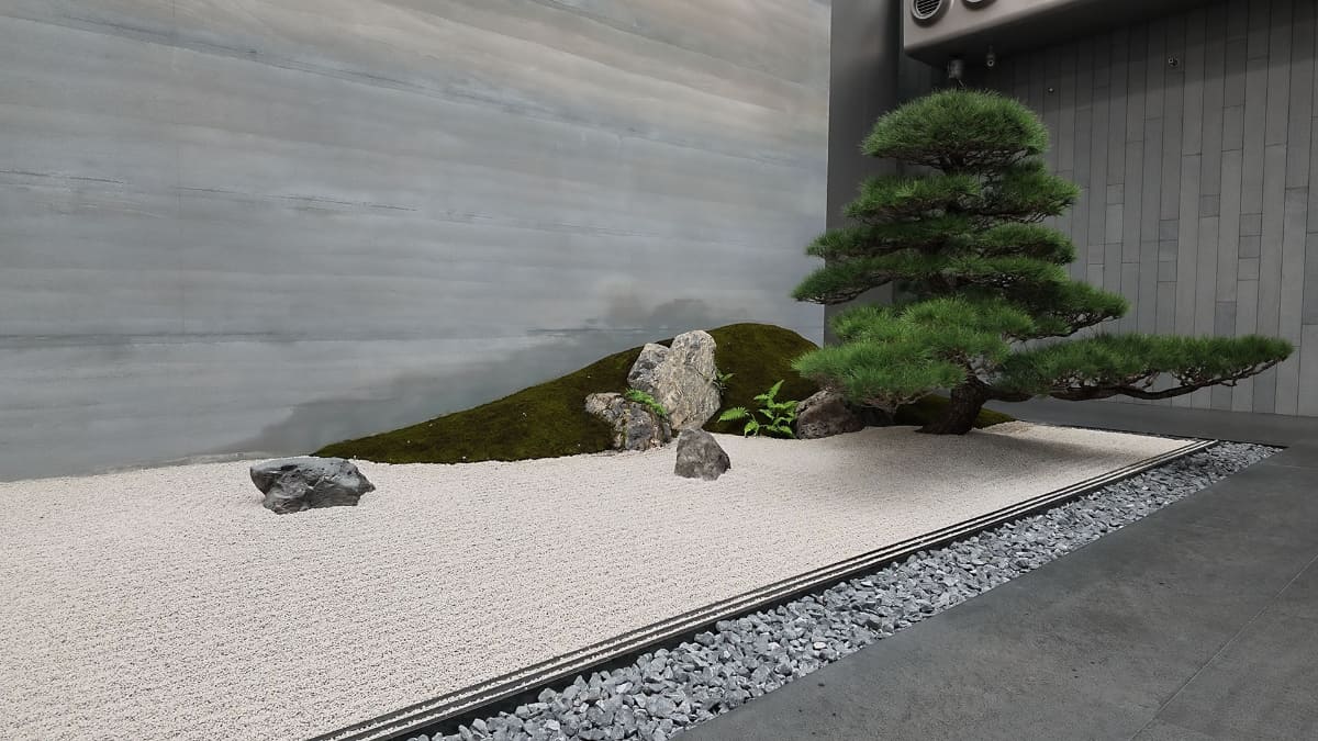 ビルエントランス内にある枯山水