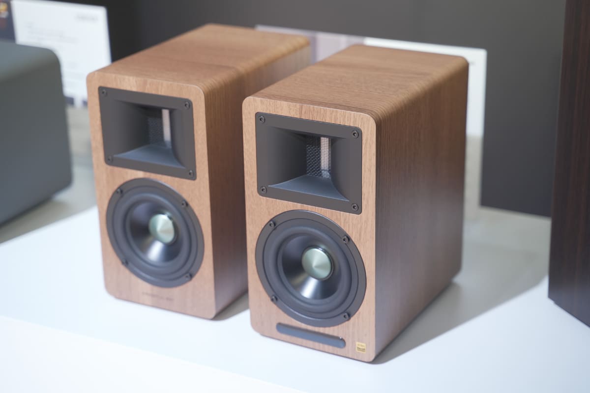 EDIFIERとフィル・ジョーンズ氏が提携して誕生したAIRPULSEのスピーカーも展示された