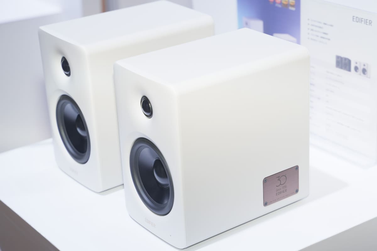 アクティブスピーカー新製品であるM90。写真は30周年記念の特別なモデルで、筐体に柔らかな素材を貼り付けているほか、側面に30周年記念のプレートが取り付けられていた