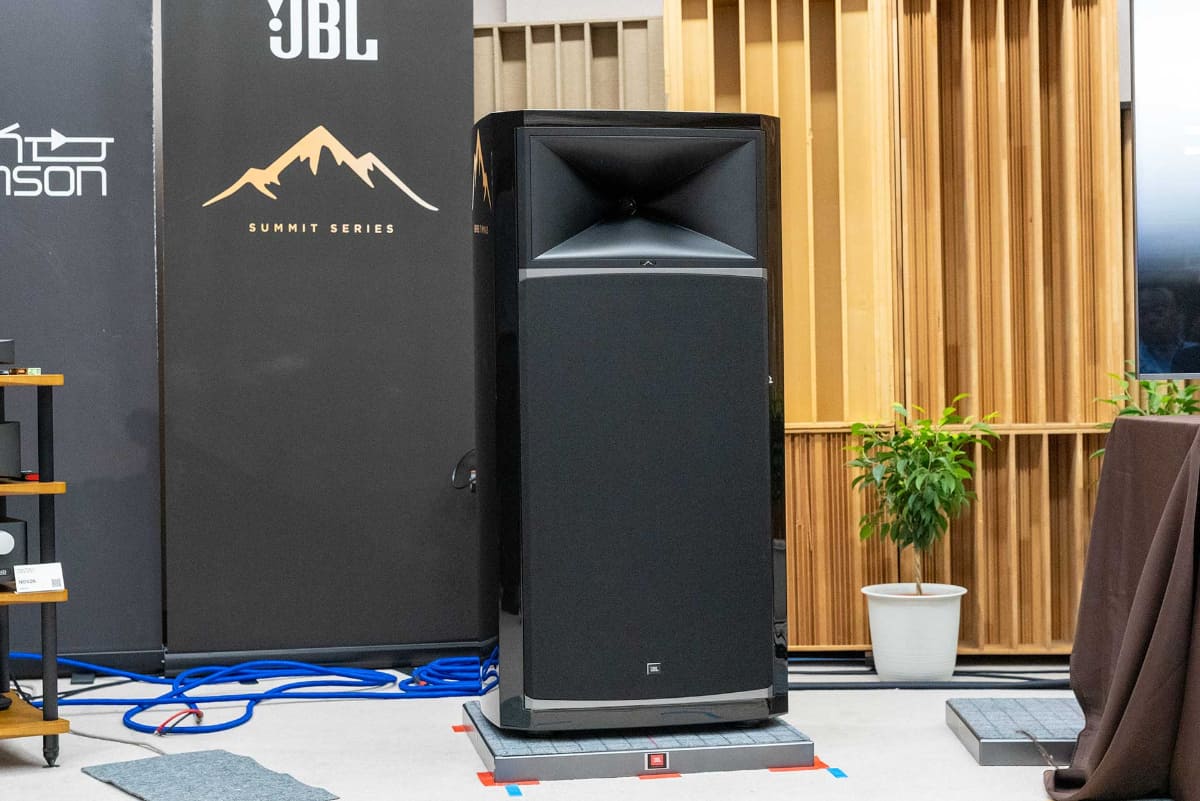 「Summit K2」。画像は受注生産のブラックグロス仕上げ