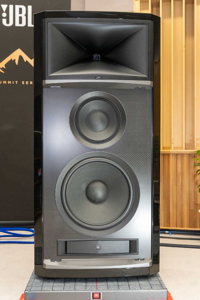 「Summit K2」。受注生産のブラックグロス仕上げ