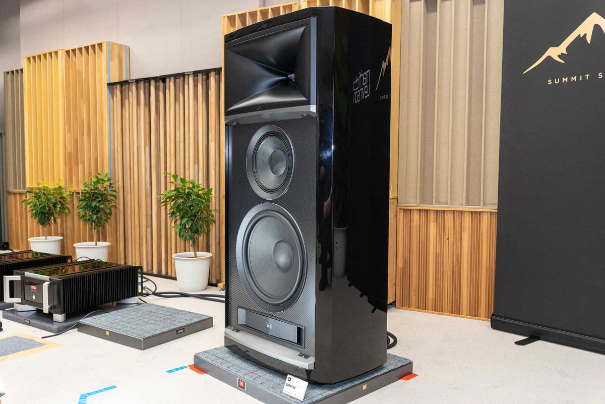 「Summit K2」。受注生産のブラックグロス仕上げ