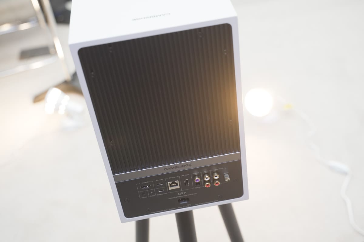 「L/R X」の背面。HDMI eARC入力も備え、テレビなどとも連携できる