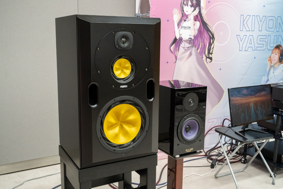 左側の大きなスピーカーがフォステクス「RS10A」、右側がクリプトン「KX-5PX」