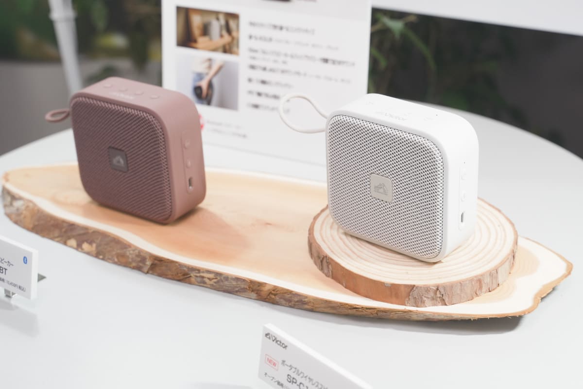 ウッドコーンを採用したビクターのコンポや、ポータブルBluetoothスピーカーの新モデル「SP-C100BT」なども展示された