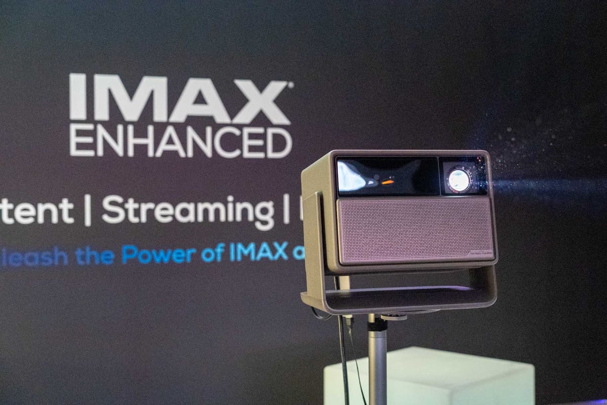 XGIMIのプロジェクターとJBLサウンドバーを組み合わせたIMAX Enhanced視聴体験が行なわれている