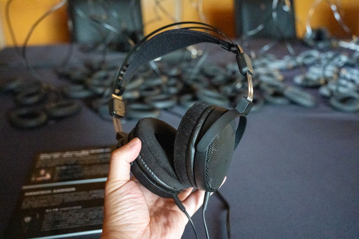ヘッドフォンを装着して、スピーカーの音とヘッドフォンの音が混ざり合うことで完成する作品になっている