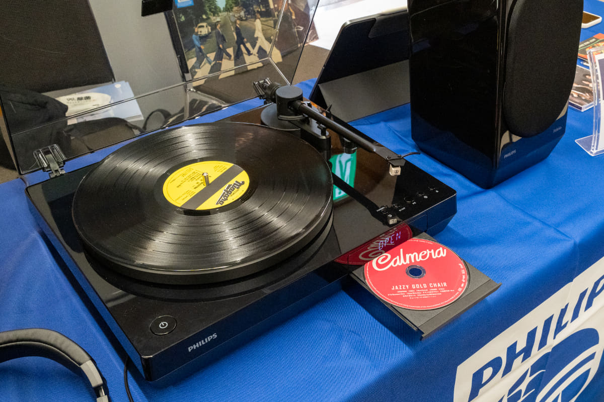 レコードプレーヤーにCDのディスクトレーが