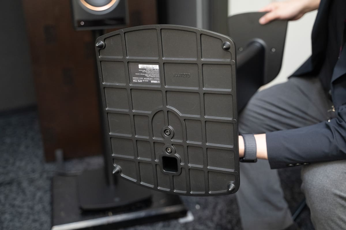 専用のスピーカースタンド「SPS-70A」。ベース部分はリブで補強され、脚部は一体化されており、スパイク受けが付属。スピーカーとのネジ止めもできる