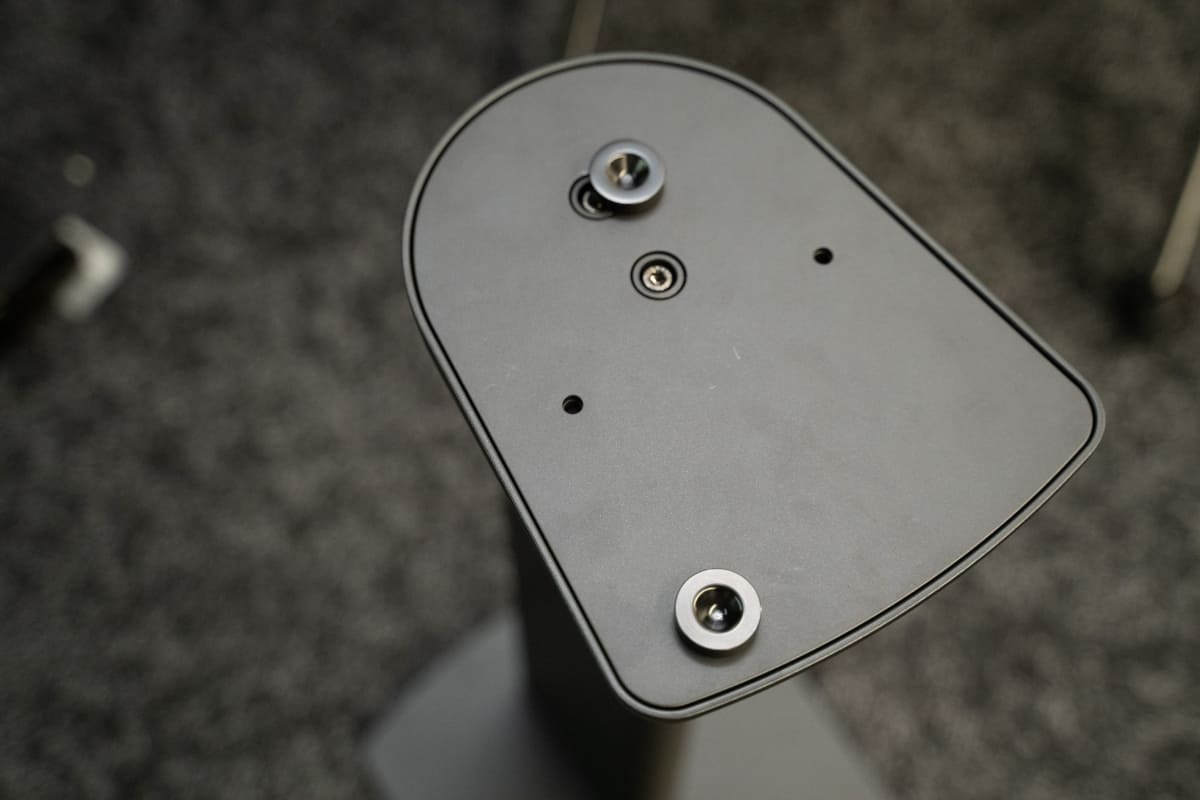 専用のスピーカースタンド「SPS-70A」。ベース部分はリブで補強され、脚部は一体化されており、スパイク受けが付属。スピーカーとのネジ止めもできる