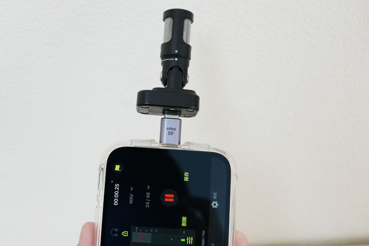 ケースと干渉しないようにUSB-C延長アダプターを介して接続した