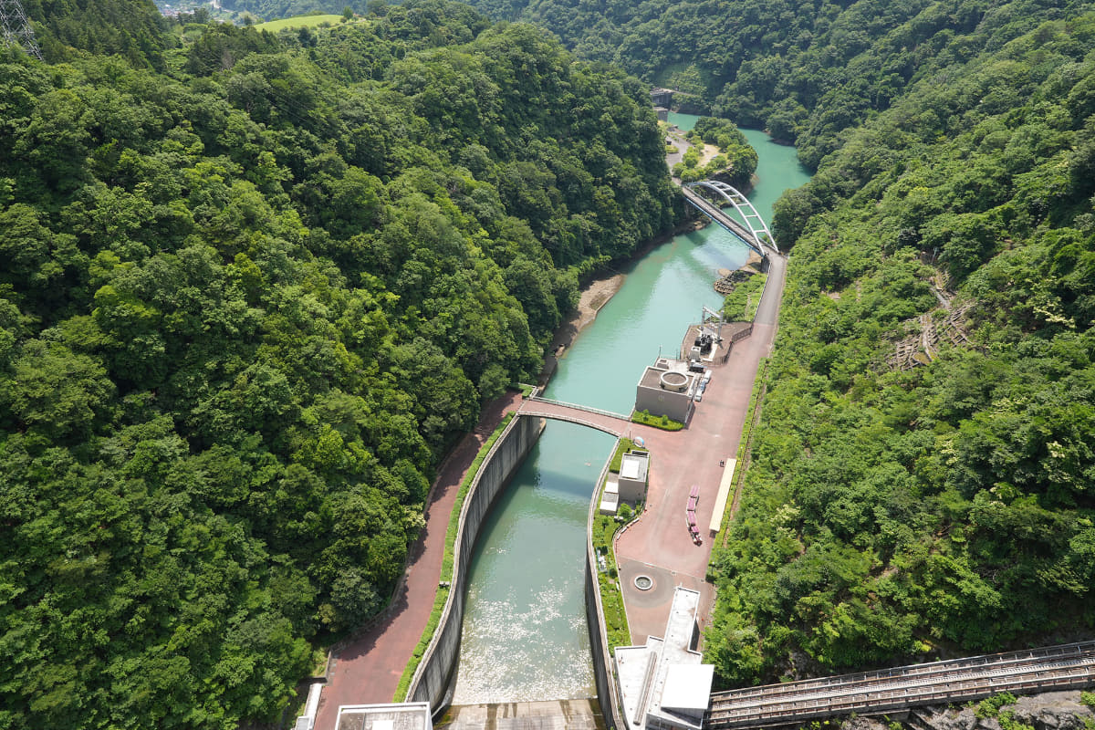 ダムの堤防上から、下を見下ろしたところ
