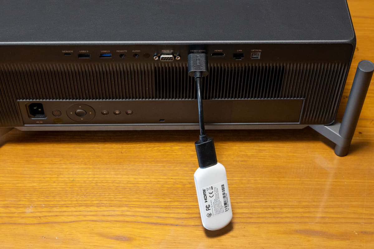 なので、付属のHDMI延長ケーブルを利用する