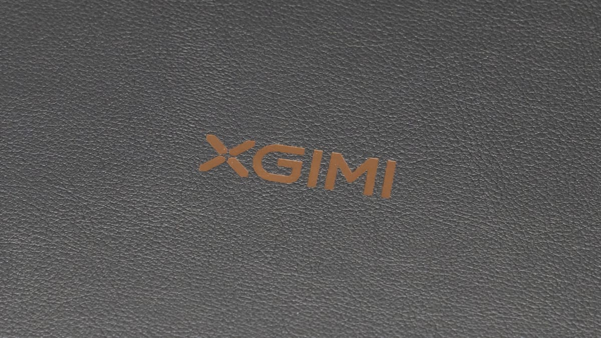 天面のXGIMIロゴ。皮シボのような質感