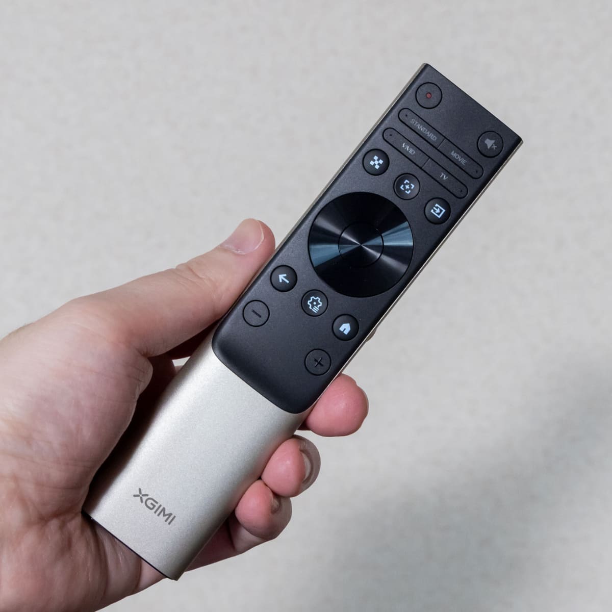 TITAN用のリモコン。基本操作はこれ1つでOK