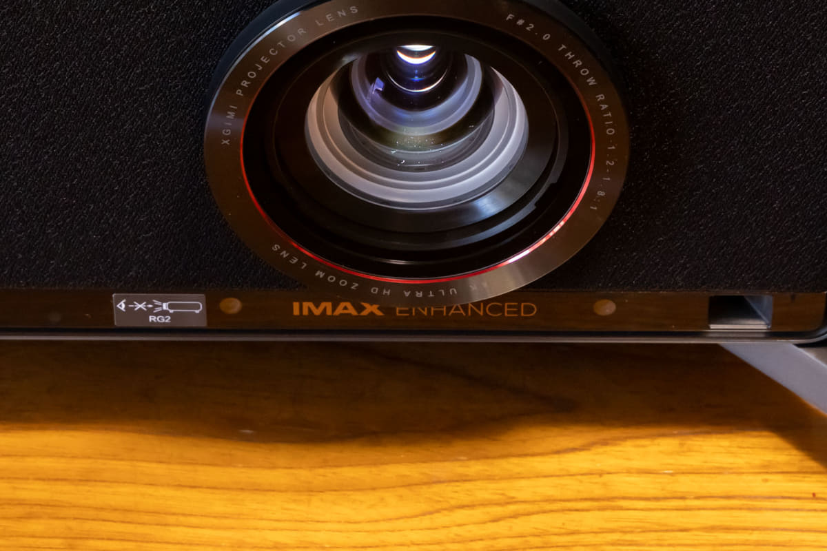 投写レンズの下の「IMAX ENHANCED」の左右にある丸い穴が、2基のステレオカメラ(デュアルCMOSセンサー)。写真の右側にある凹んだ窓のようなところにデュアルToFセンサーを備えている