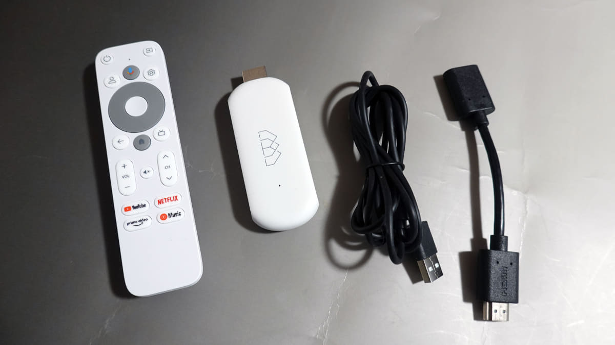 内容物はこちら。左からリモコン、VODドングル本体、電源供給用USBケーブル、HDMI延長端子