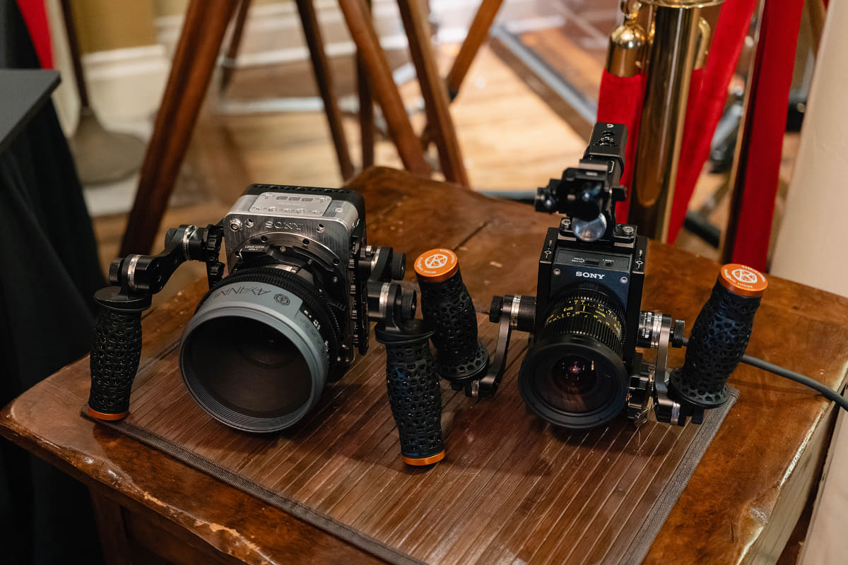 RIALTO 65(左)とエクステンションMini(右)。撮影時はケーブルがあるが、ヘッド部とボディ部をそれぞれ別の人が持って運用することもできるので、さまざまな条件に対応できる