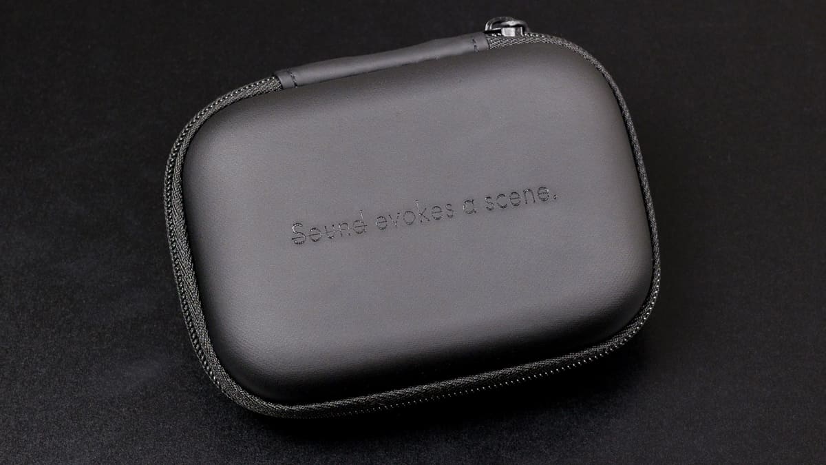 シリコンイヤーピース(S/M/L)×1ペアや、セミハードケースが付属