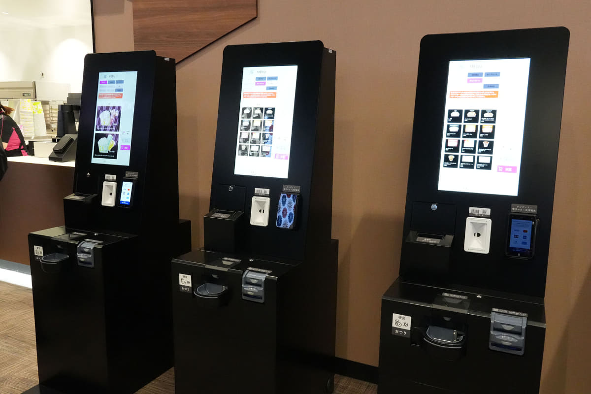 フードとドリンクも端末から注文するシステム