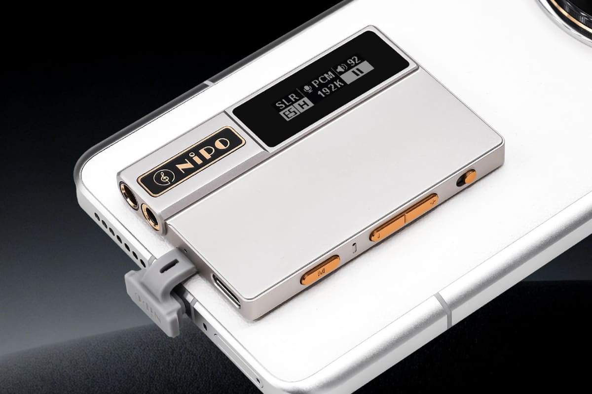 コンパクトなDAC兼ヘッドフォンアンプ「COCOM1」を、スマホに取り付けたところ
